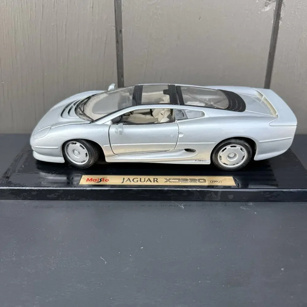 1:24 Maisto 1992 Jaguar XJ220 silver